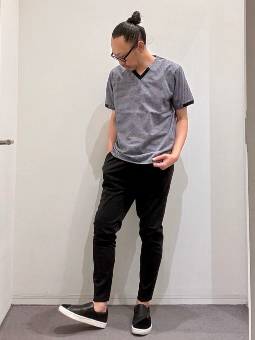 ブラック系のスニーカー、その他のTシャツ/カットソー、ブラック系のスラックスを着用したメンズの夏コーディネートの1枚目の写真