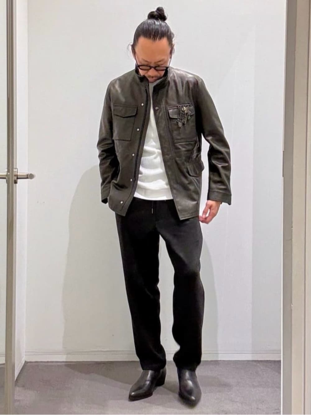 ホワイト系のTシャツ/カットソー、ブラック系のその他パンツ、ブラック系のライダースジャケットを着用したメンズの春コーディネートの1枚目の写真