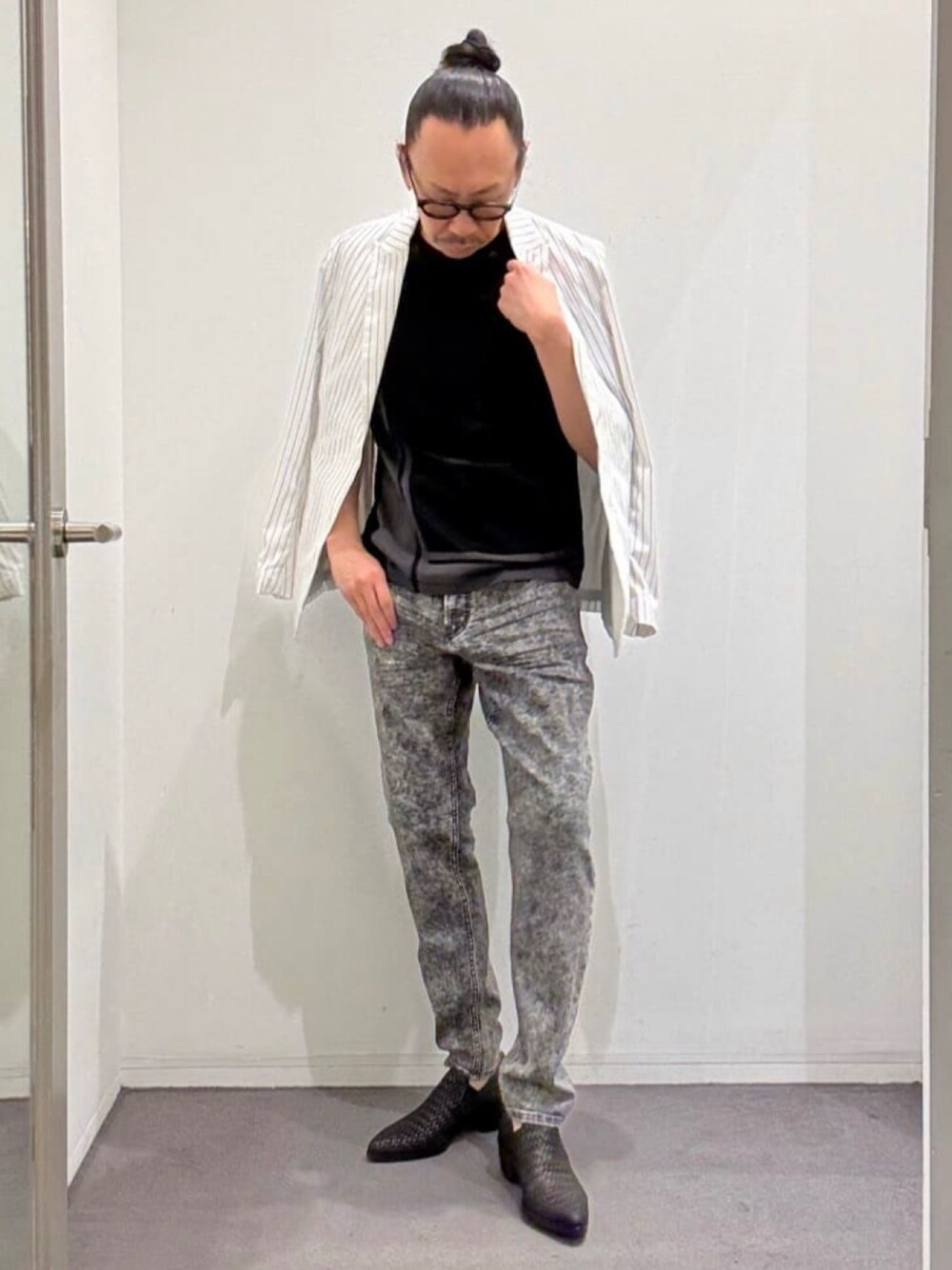 ブラック系のTシャツ/カットソー、ブラック系のデニムパンツ、ブラック系のスリッポンを着用したメンズの夏コーディネートの1枚目の写真