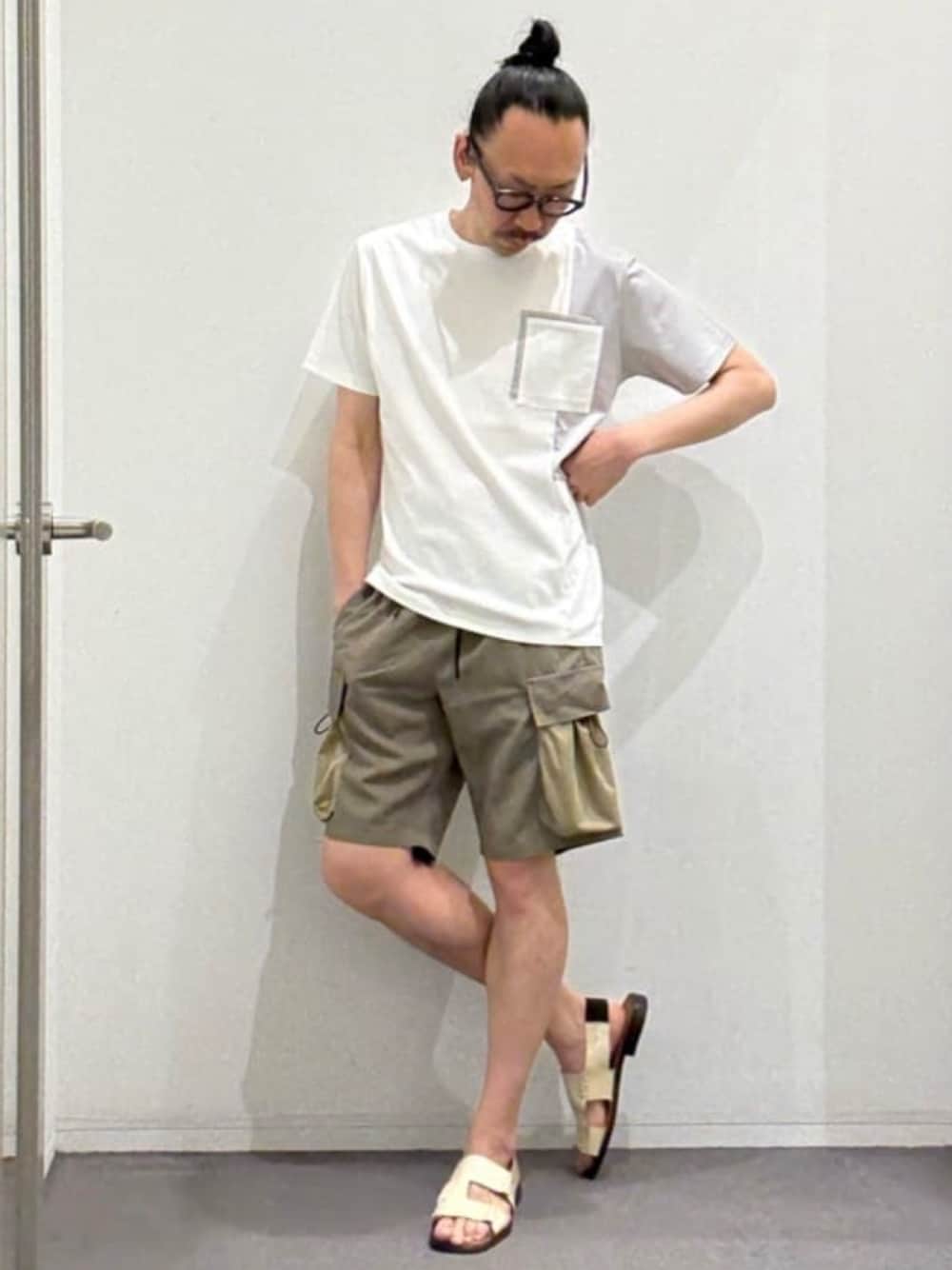ホワイト系のTシャツ/カットソー、グリーン系のカーゴパンツ、ベージュ系のサンダルを着用したメンズの夏コーディネートの1枚目の写真
