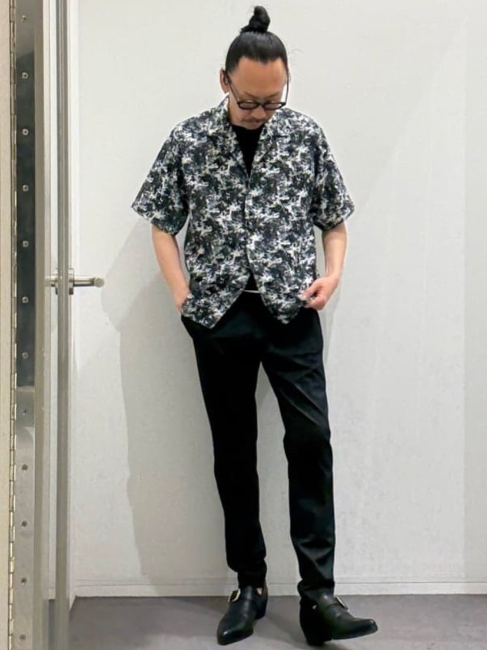 ブラック系のTシャツ/カットソー、ブラック系のシャツ/ブラウス、ブルー系のスラックスを着用したメンズの夏コーディネートの1枚目の写真