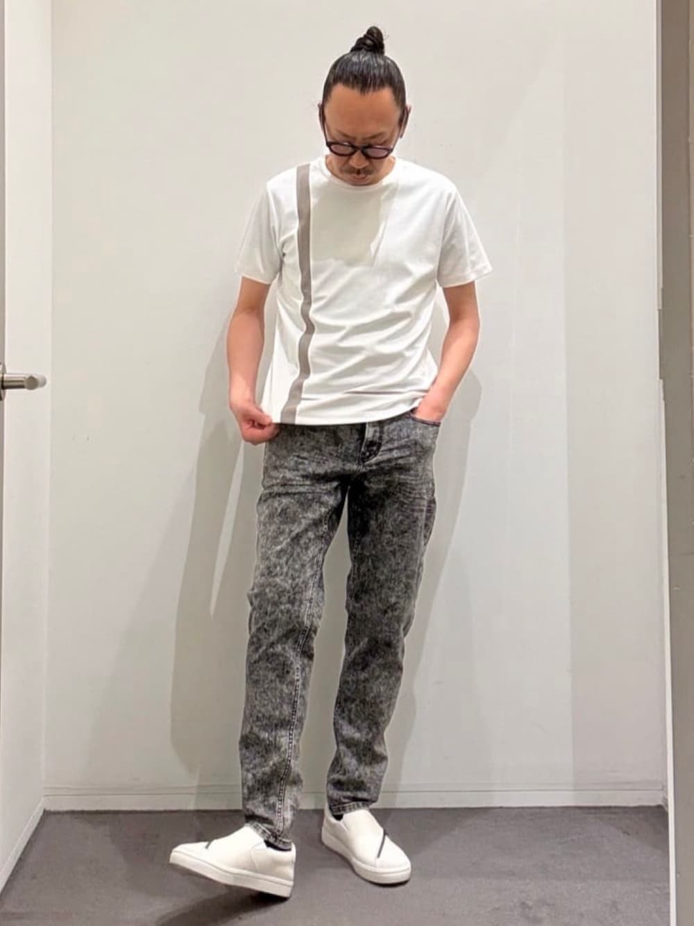 ホワイト系のスニーカー、ホワイト系のTシャツ/カットソー、ブラック系のデニムパンツを着用したメンズの夏コーディネートの1枚目の写真