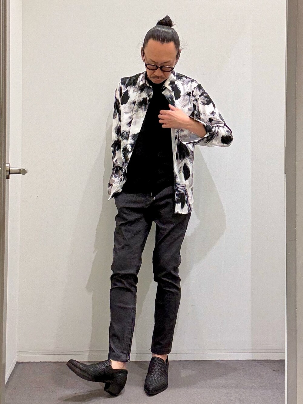 ブラック系のシャツ/ブラウス、ブラック系のTシャツ/カットソー、ブラック系のその他パンツを着用したメンズの春コーディネートの1枚目の写真