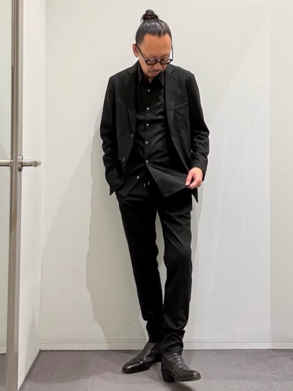 ブラック系のブーツ、ブラック系のスラックス、ブラック系のシャツ/ブラウスを着用したメンズの秋コーディネートの1枚目の写真