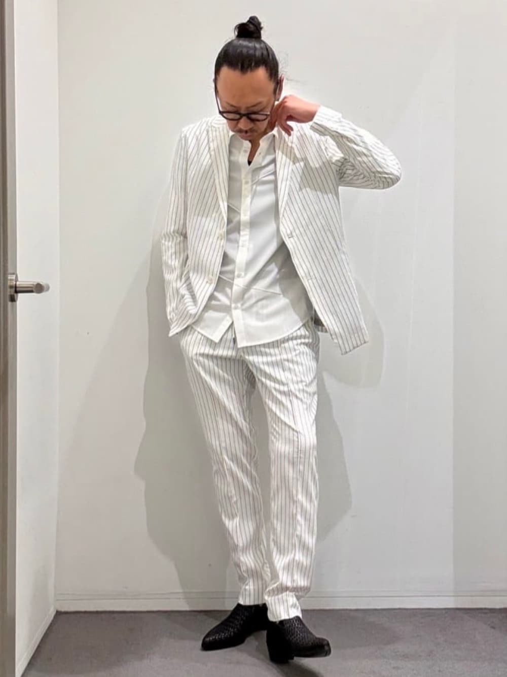 ブラック系のスリッポン、ホワイト系のスラックス、ホワイト系のシャツ/ブラウスを着用したメンズの夏コーディネートの1枚目の写真