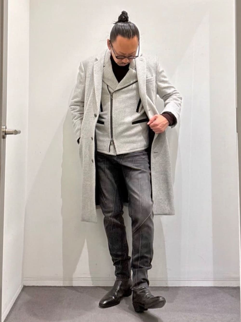 ブラック系のブーツ、レッド系のTシャツ/カットソー、ブラック系のその他パンツを着用したメンズの秋コーディネートの1枚目の写真