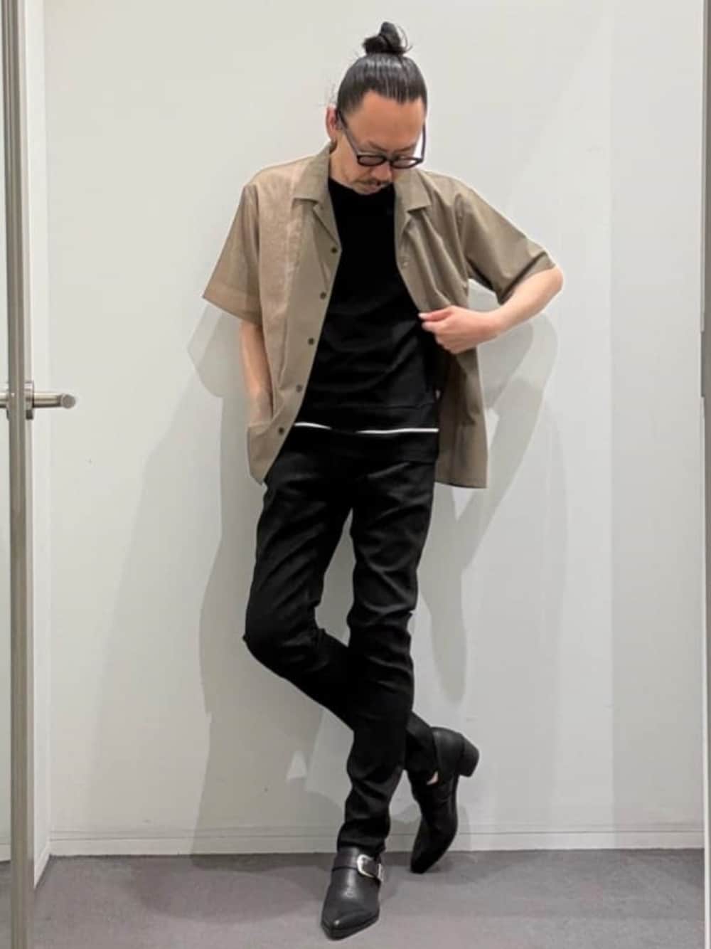ブラック系のデニムパンツ、ブラック系のスリッポン、ブラック系のTシャツ/カットソーを着用したメンズの夏コーディネートの1枚目の写真
