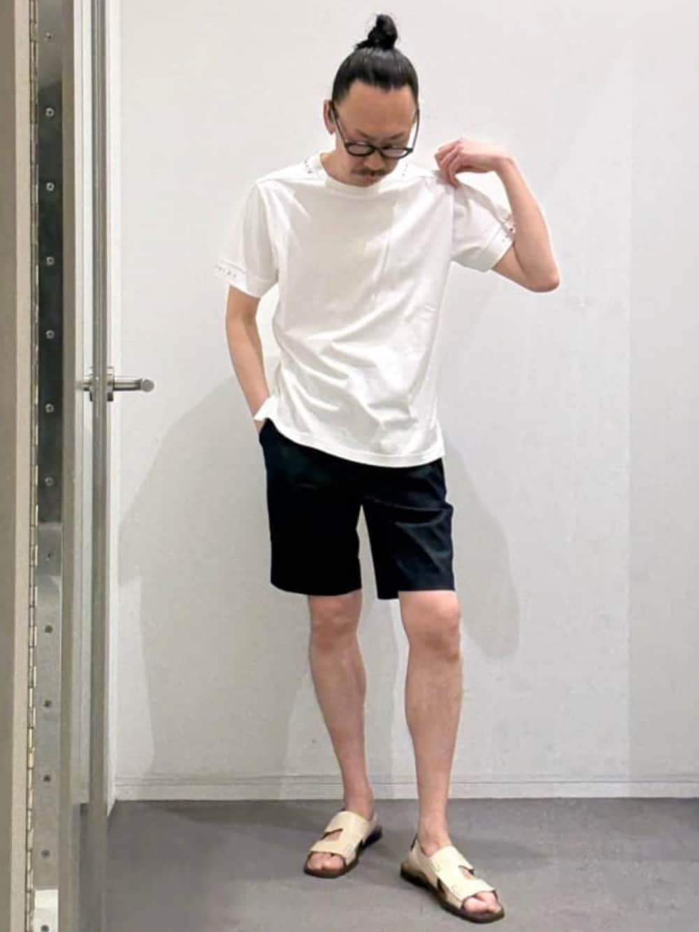 ブルー系のスラックス、ホワイト系のTシャツ/カットソーを着用したメンズの夏コーディネートの1枚目の写真