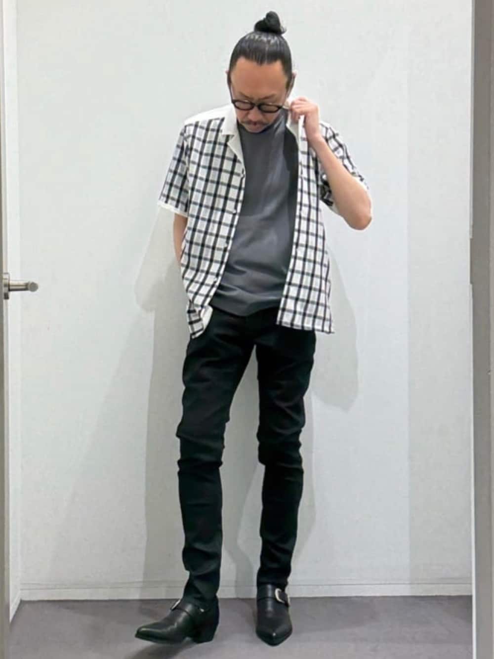 ブラック系のスリッポン、ブラック系のデニムパンツ、ホワイト系のシャツ/ブラウスを着用したメンズの夏コーディネートの1枚目の写真