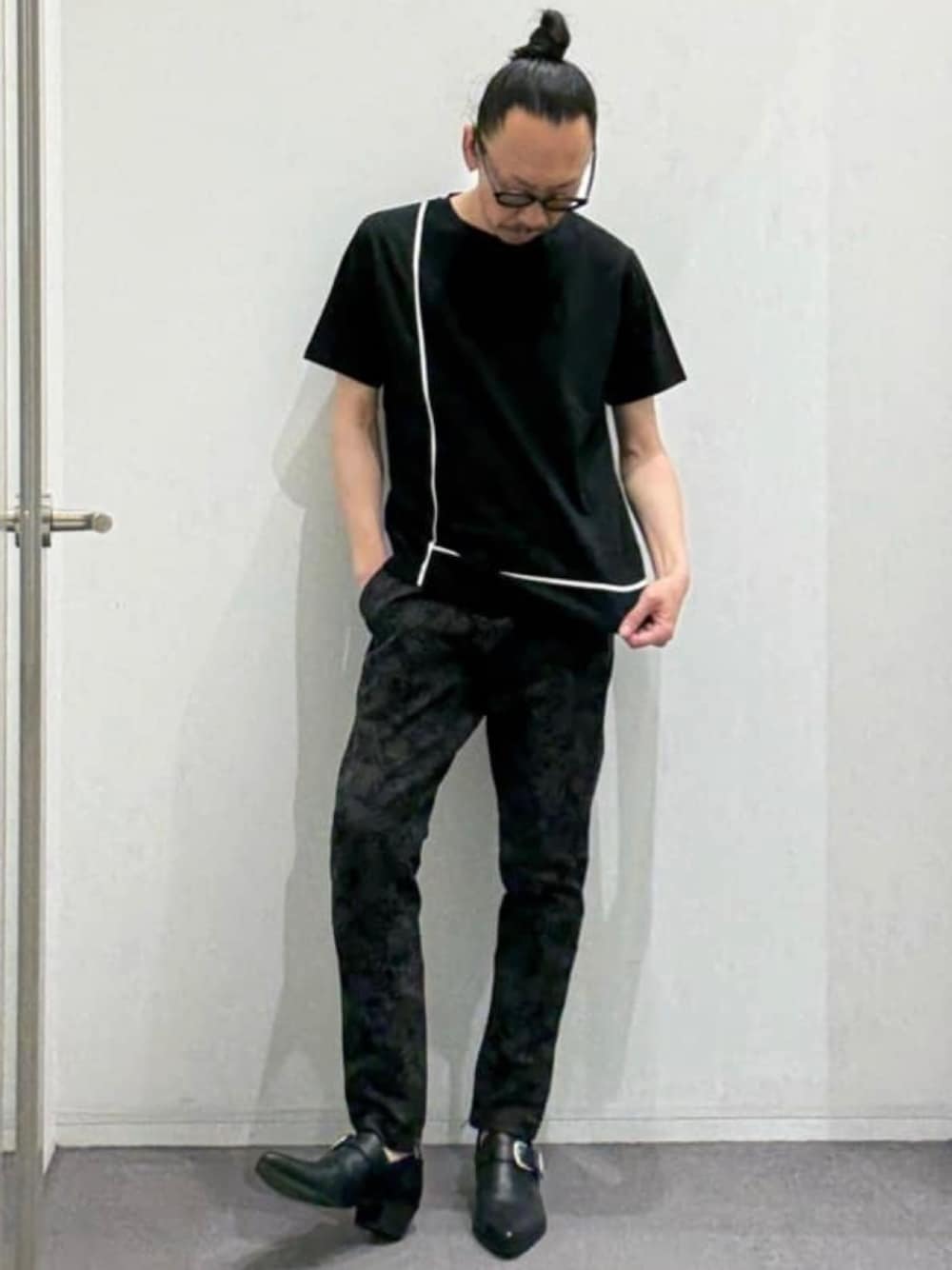 ブラック系のスリッポン、ブラック系のTシャツ/カットソー、ブラック系のその他パンツを着用したメンズの夏コーディネートの1枚目の写真