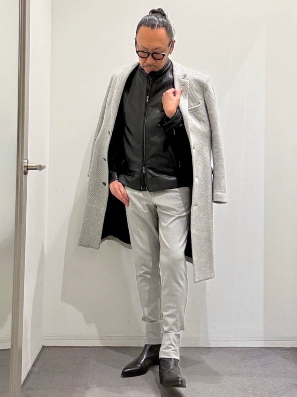 グレー系のチェスターコート、ブラック系のTシャツ/カットソー、グレー系のその他パンツを着用したメンズの夏コーディネートの1枚目の写真