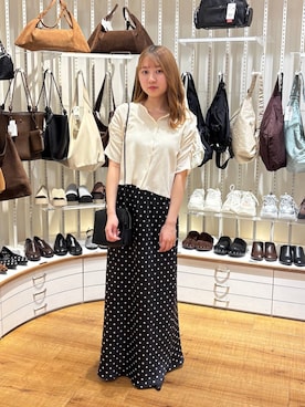 「LOWRYS FARM（ローリーズファーム）のストレッチサテンスカート　 290120（スカート、ブラック系）」を使った、honon.さん（レディース）の春コーディネート