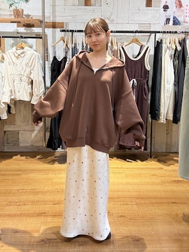 「LOWRYS FARM（ローリーズファーム）のストレッチサテンスカート　 290120（スカート、ホワイト系）」を使った、honon.さん（レディース）の秋コーディネート