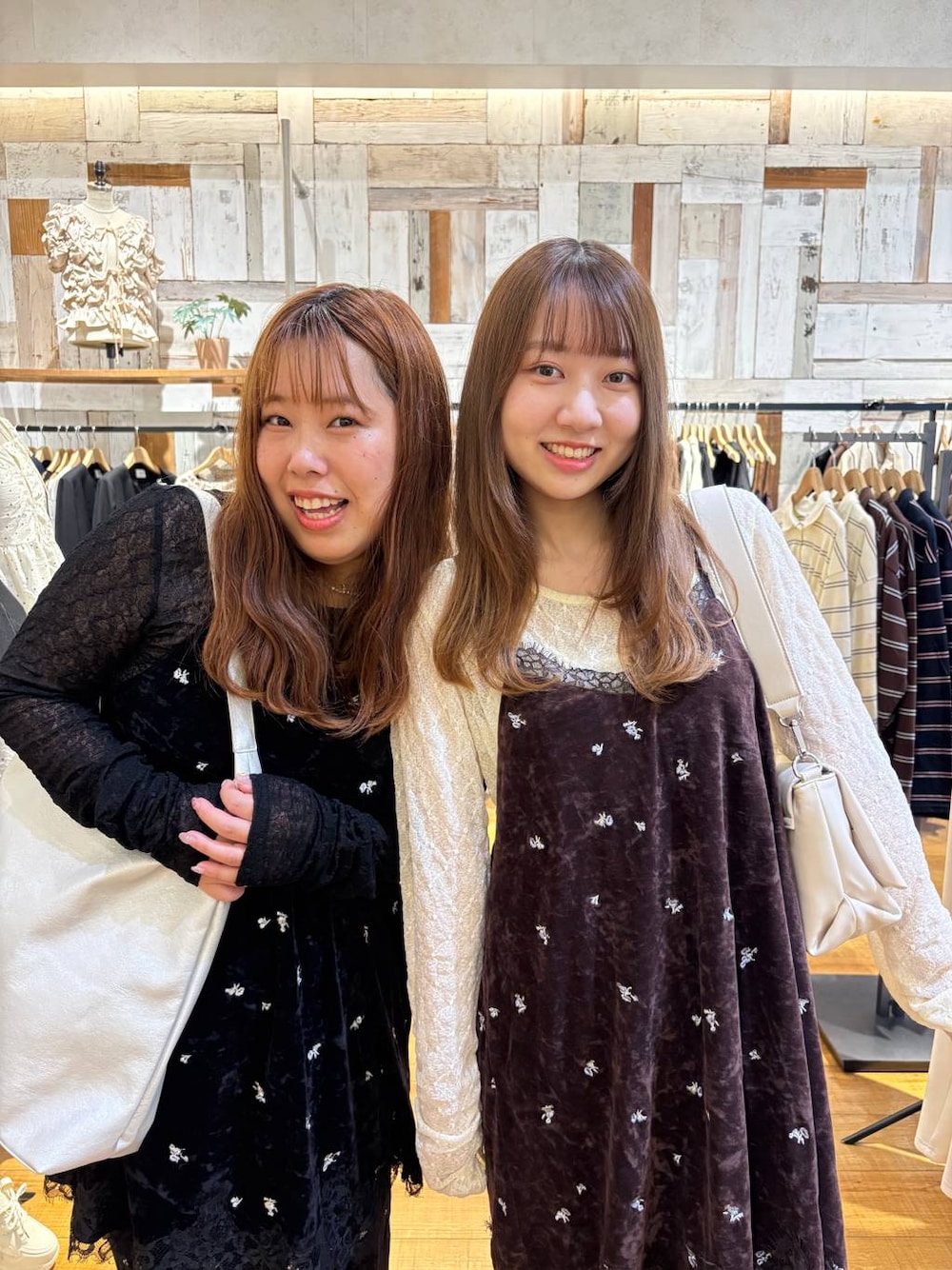 ホワイト系のバレエシューズ、ホワイト系のTシャツ/カットソー、ブラウン系のその他パンツを着用したレディースの秋コーディネートの1枚目の写真
