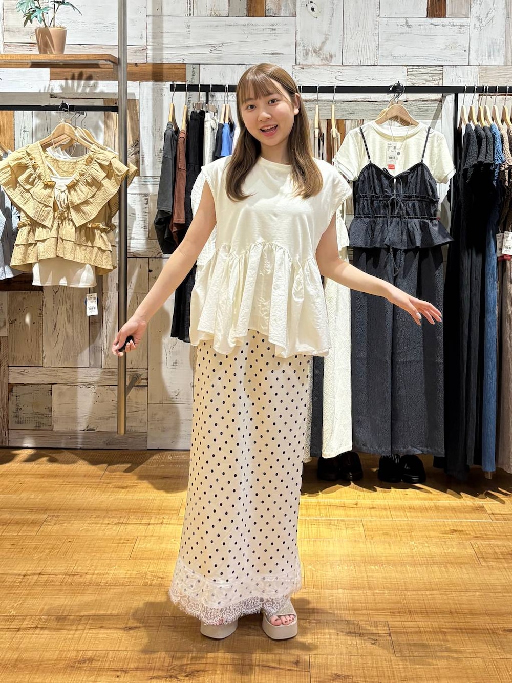 ホワイト系のTシャツ/カットソー、ホワイト系のサンダル、ホワイト系のスカートを着用したレディースの夏コーディネートの1枚目の写真