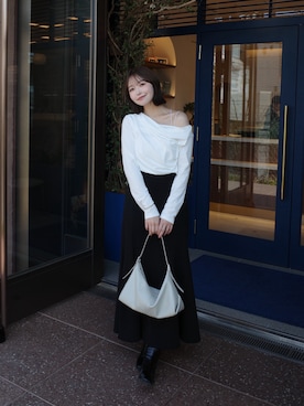「moment+（モーメントプラス）のオフショルドレープ長袖プルオーバー（Tシャツ/カットソー、ホワイト系）」を使った、Karinさん（レディース・160cm）の春コーディネート