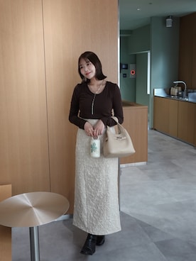 「nouvellemoi（ヌーベルモイ）のジャガードナローバックスリットスカート（スカート、ベージュ系）」を使った、Karinさん（レディース・160cm）の春コーディネート