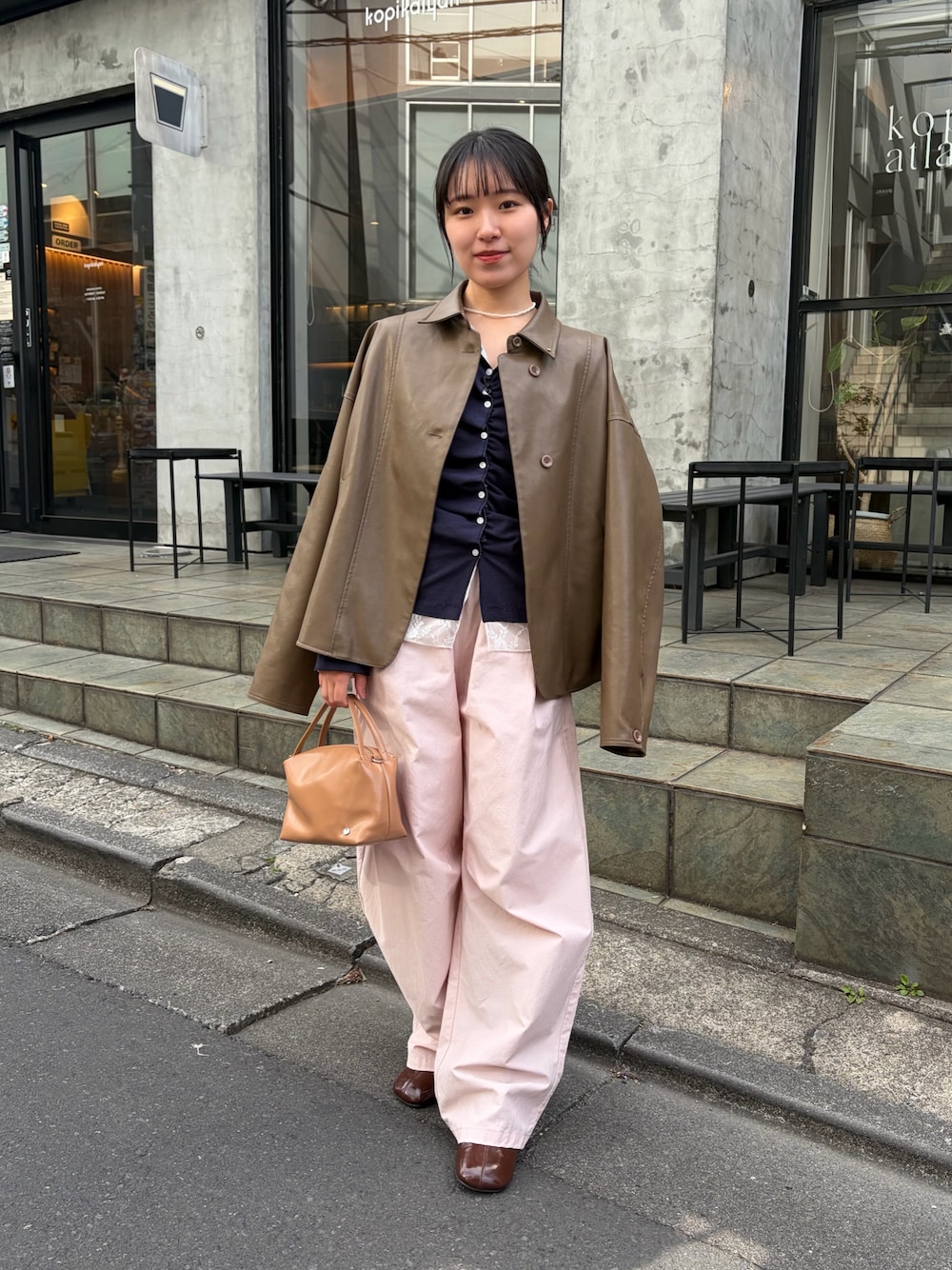 ピンク系のその他パンツ、ブラウン系のブーツ、イエロー系のハンドバッグを着用したレディースの冬コーディネートの1枚目の写真