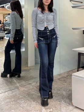 「EMODA（エモダ）のアイテム（デニムパンツ）」を使った、松澤琉華さん（レディース・160cm）の秋コーディネート