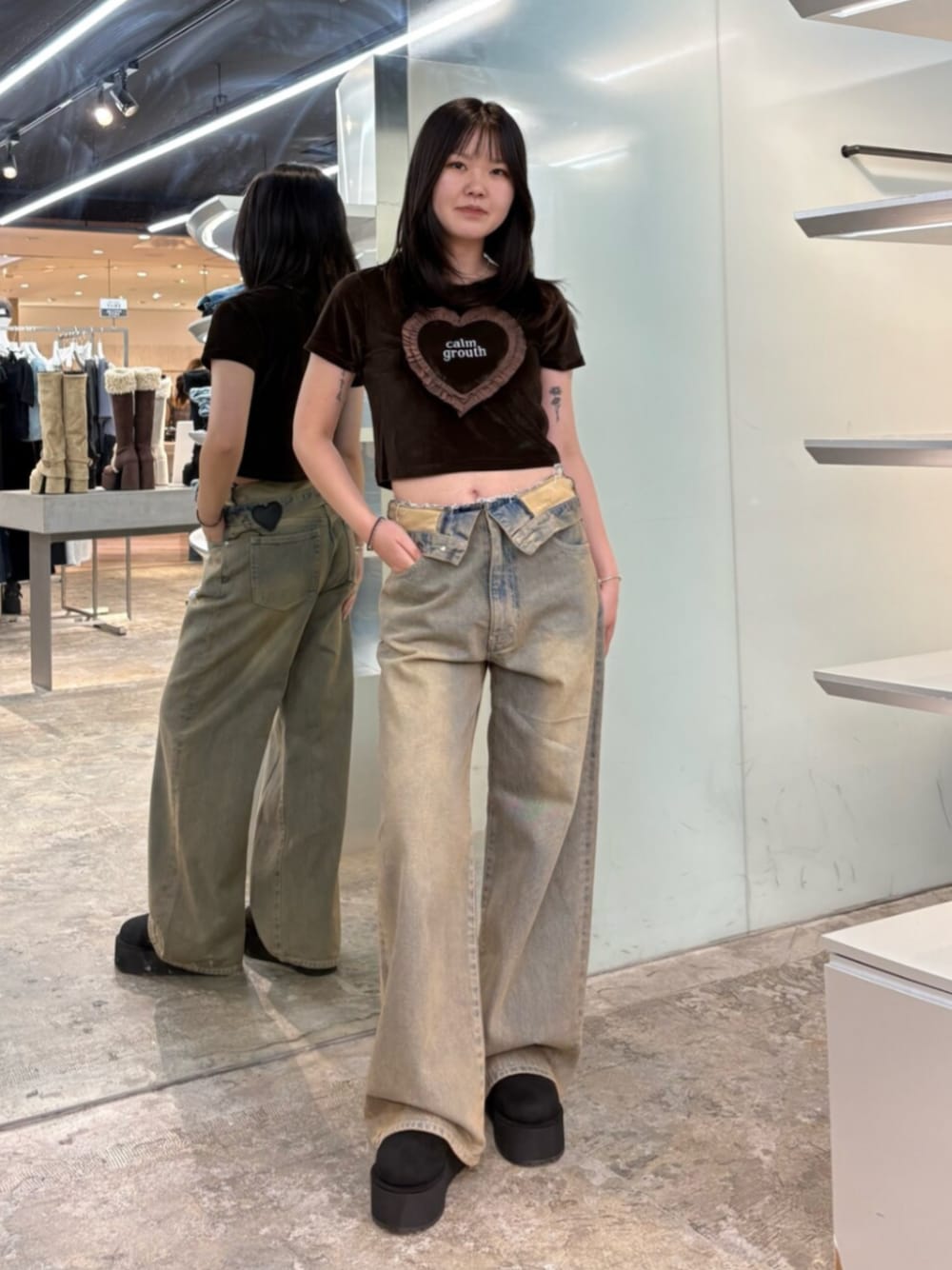 ブラウン系のデニムパンツ、ブラウン系のTシャツ/カットソー、ブラック系のスリッポンを着用したレディースの夏コーディネートの1枚目の写真