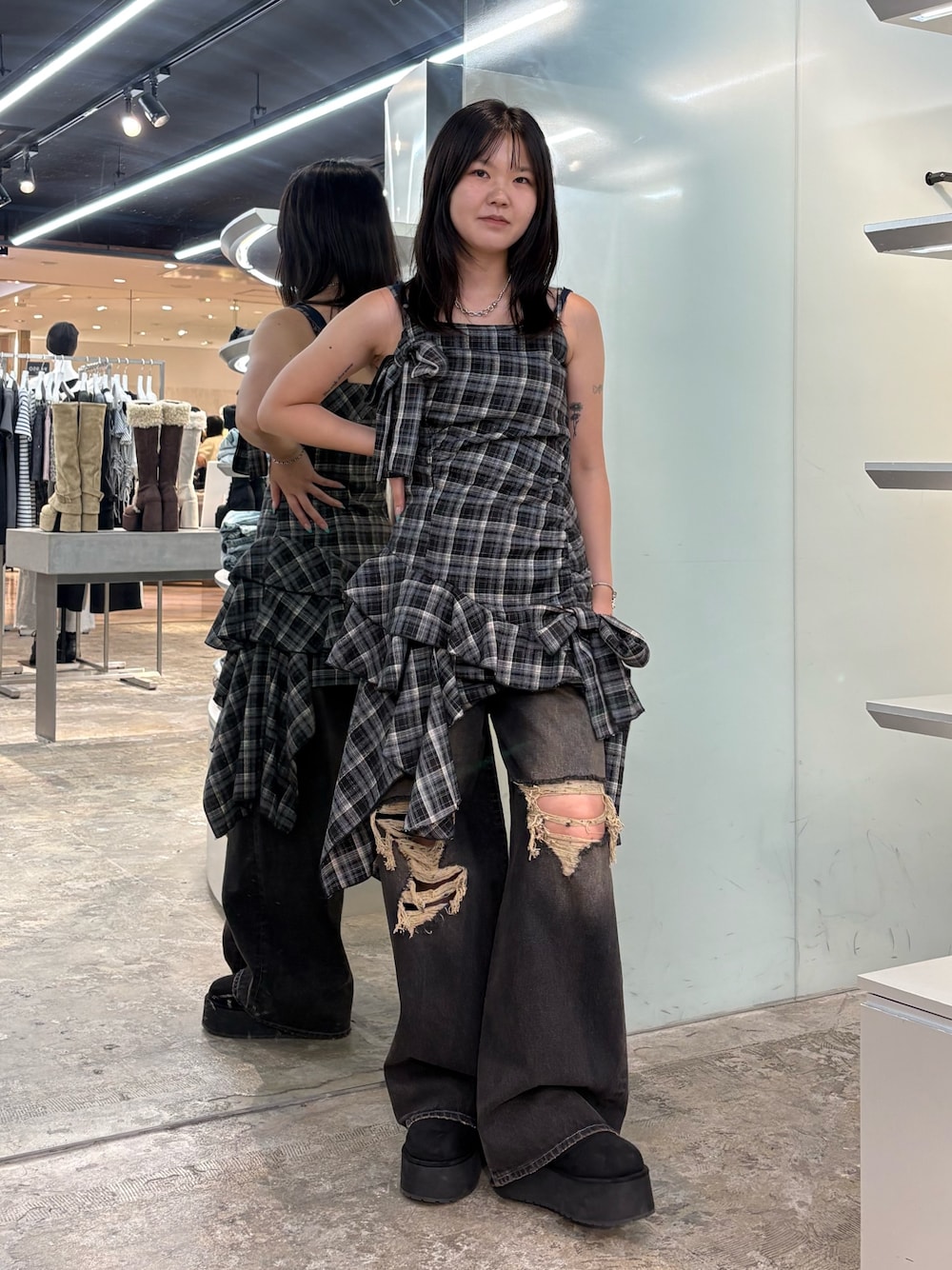 ブラック系のワンピース、ブラック系のデニムパンツ、ブラック系のスリッポンを着用したレディースの夏コーディネートの1枚目の写真