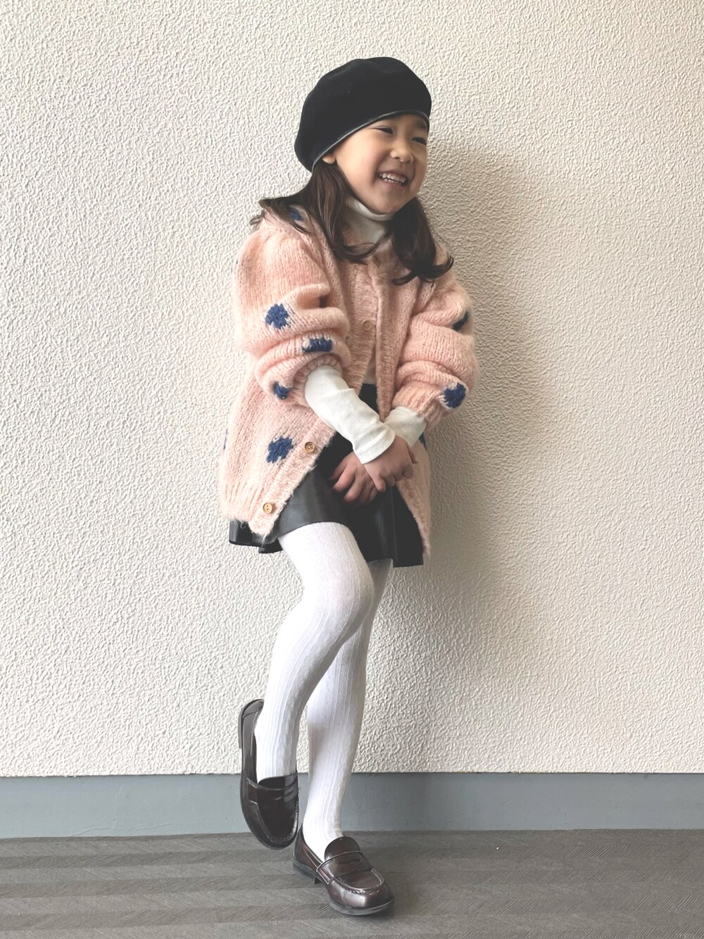 「ニット、ニットカーディガン、ピンク、ベレー帽、スカート、白タイツ、カラーニット、ハイネック、レザースカート、ローファー」｜「IENAの別注ベレー帽 kids(56cm)◆（帽子、ブラック系）」を使った、moch____さん（キッズ・100cm）の冬コーディネートの1枚目の写真