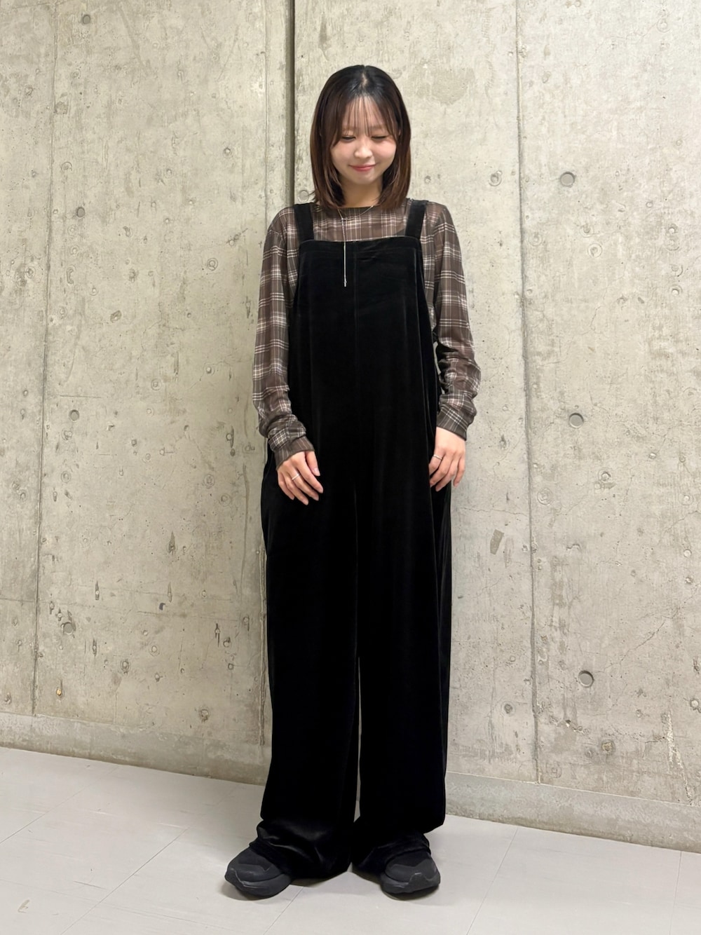 ブラック系のその他パンツ、グリーン系のTシャツ/カットソーを着用したレディースの秋コーディネートの1枚目の写真