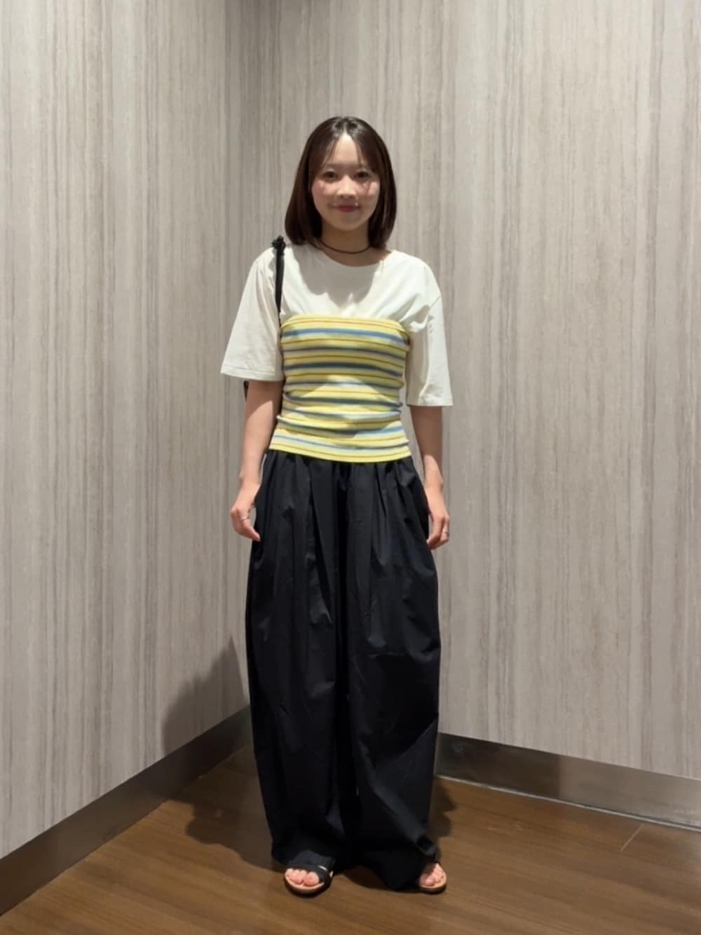 ホワイト系のTシャツ/カットソー、イエロー系のチューブトップ、ブラック系のその他パンツを着用したレディースの夏コーディネートの1枚目の写真