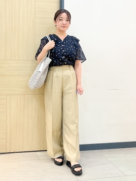 「grove（グローブ）の【二の腕カバー・お仕事◎】フラワープリントブラウス（シャツ/ブラウス、ブラック系）」を使った、YOさん（レディース・157cm）の春コーディネート
