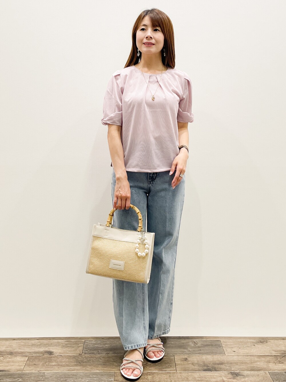 ピンク系のTシャツ/カットソー、ブルー系のその他パンツ、ホワイト系のトートバッグを着用したレディースの夏コーディネートの1枚目の写真
