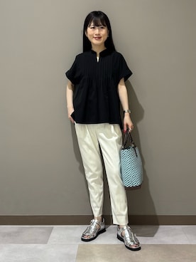 「INDIVI（インディヴィ）の【撥水／UVケア／SETUP可能】軽量タックスキッパーブラウス（シャツ/ブラウス、ブラック系）」を使った、KEIKOさん（レディース・152cm）の夏コーディネート