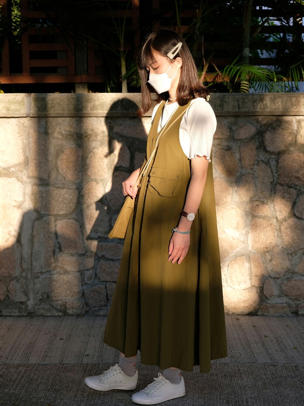 グリーン系のワンピースを着用したレディースの春コーディネートの1枚目の写真