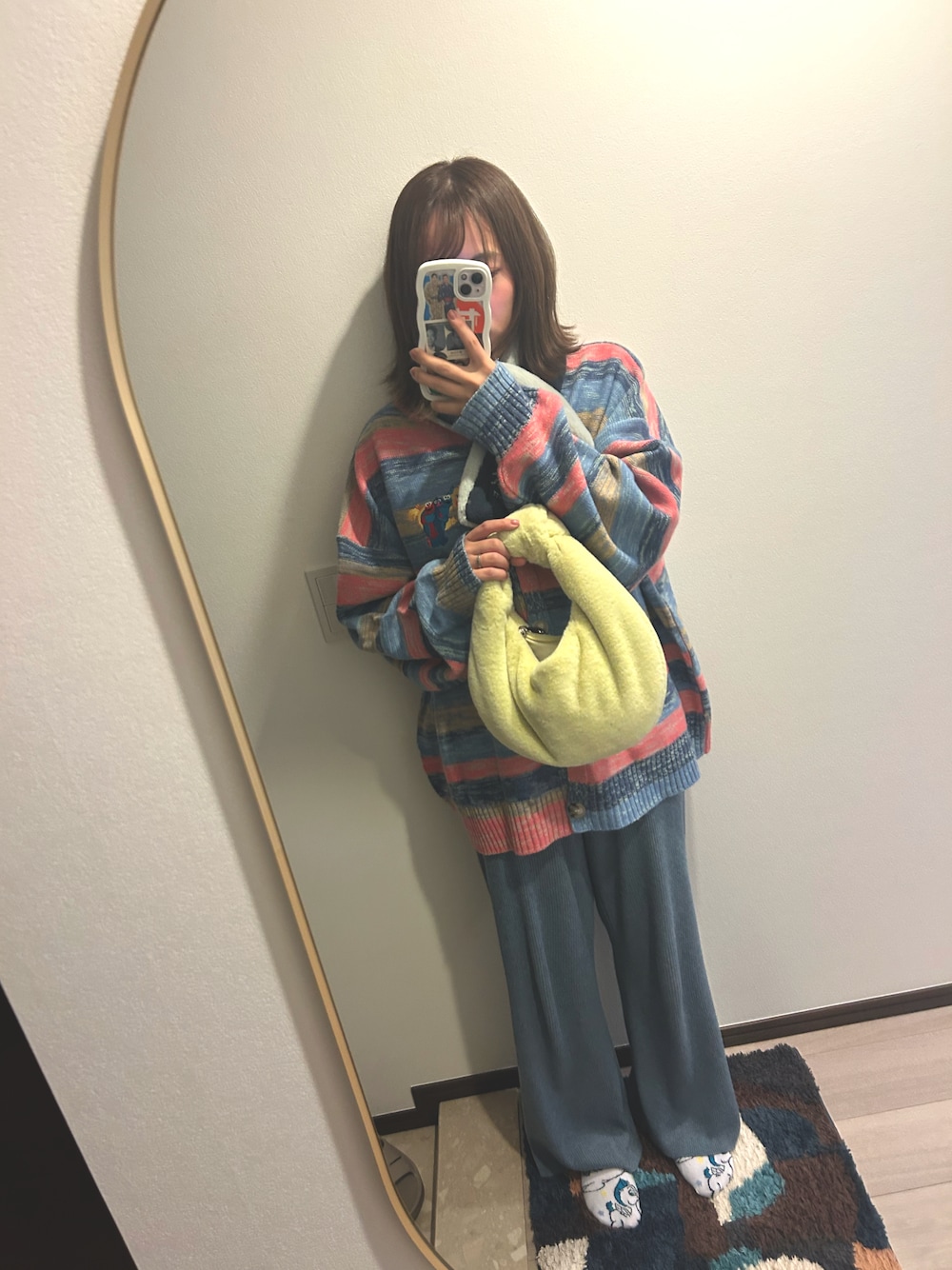 「earth music&ecologyのふわふわもこもこ（ハンドバッグ、イエロー系）」を使った、norishio_potechiさん（レディース・155cm）の冬コーディネートの1枚目の写真