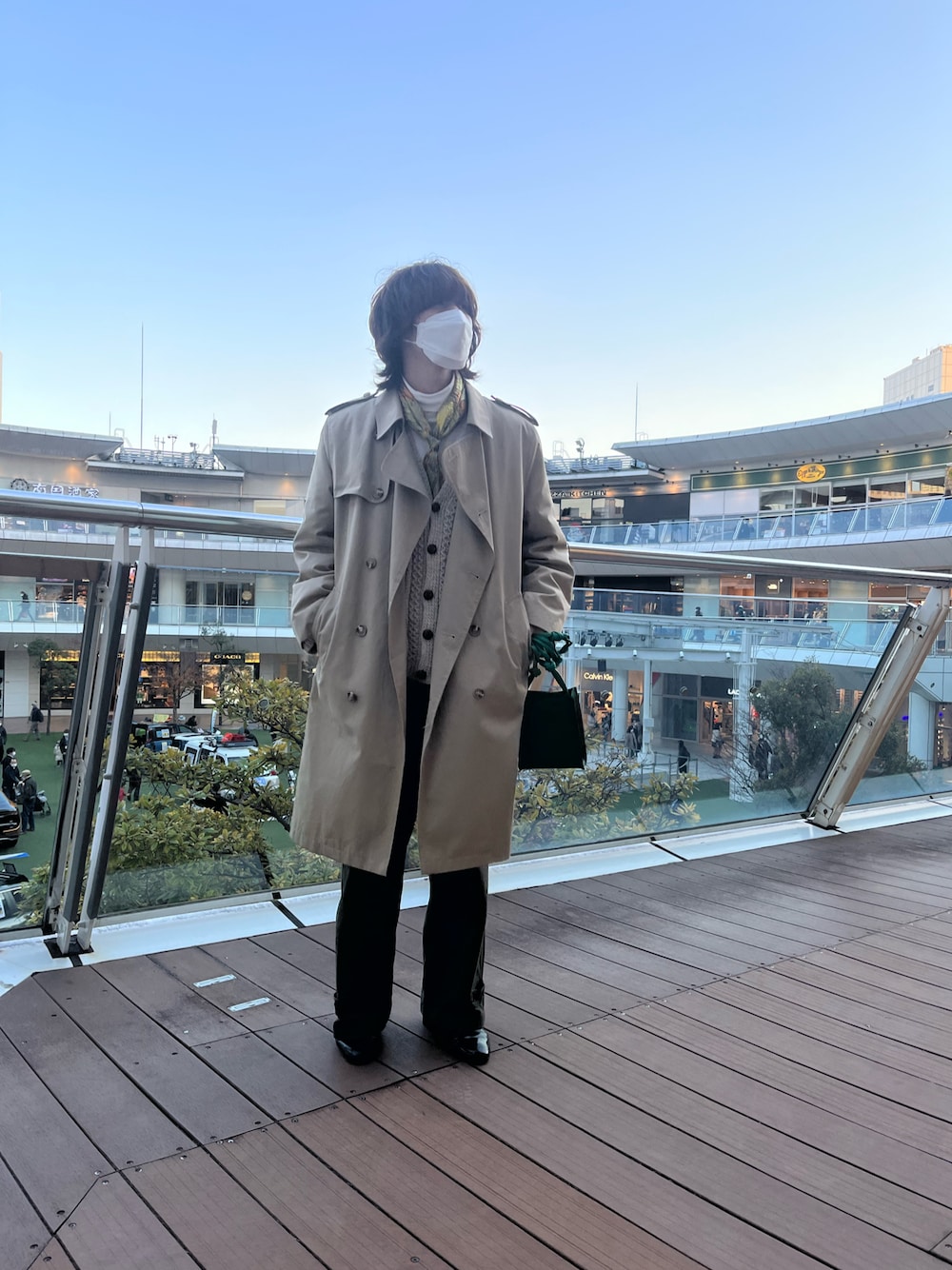 ブラック系のドレスシューズ、グリーン系のカーゴパンツ、グリーン系のショルダーバッグを着用したメンズの冬コーディネートの1枚目の写真