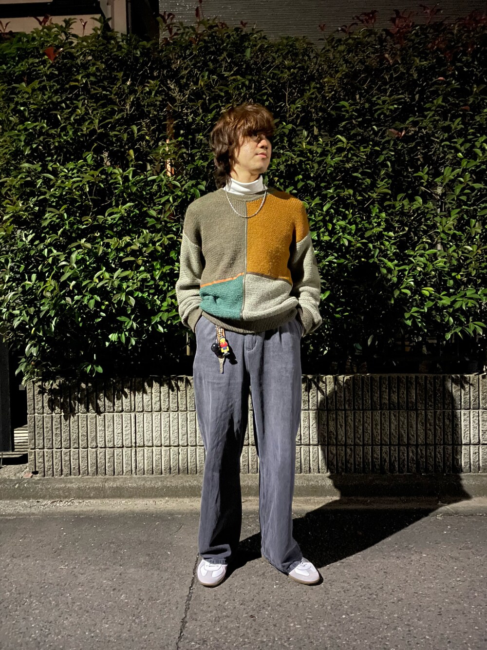 「ビッグシルエット、休日スタイル、シンプルコーデ、おしゃれさんと繋がりたい、スニーカーコーデ、タートルネック、ワイドデニム、ワイドパンツ、秋冬コーデ、古着MIX、ジャーマントレーナー、カジュアルコーデ、カジュアル、グレーデニム、ニット」｜「GERMAN TRAINERの＜ GERMAN TRAINER（ジャーマントレーナー）＞ スニーカー（スニーカー、ホワイト系）」を使った、Mashさん（メンズ・180cm）の秋コーディネートの1枚目の写真