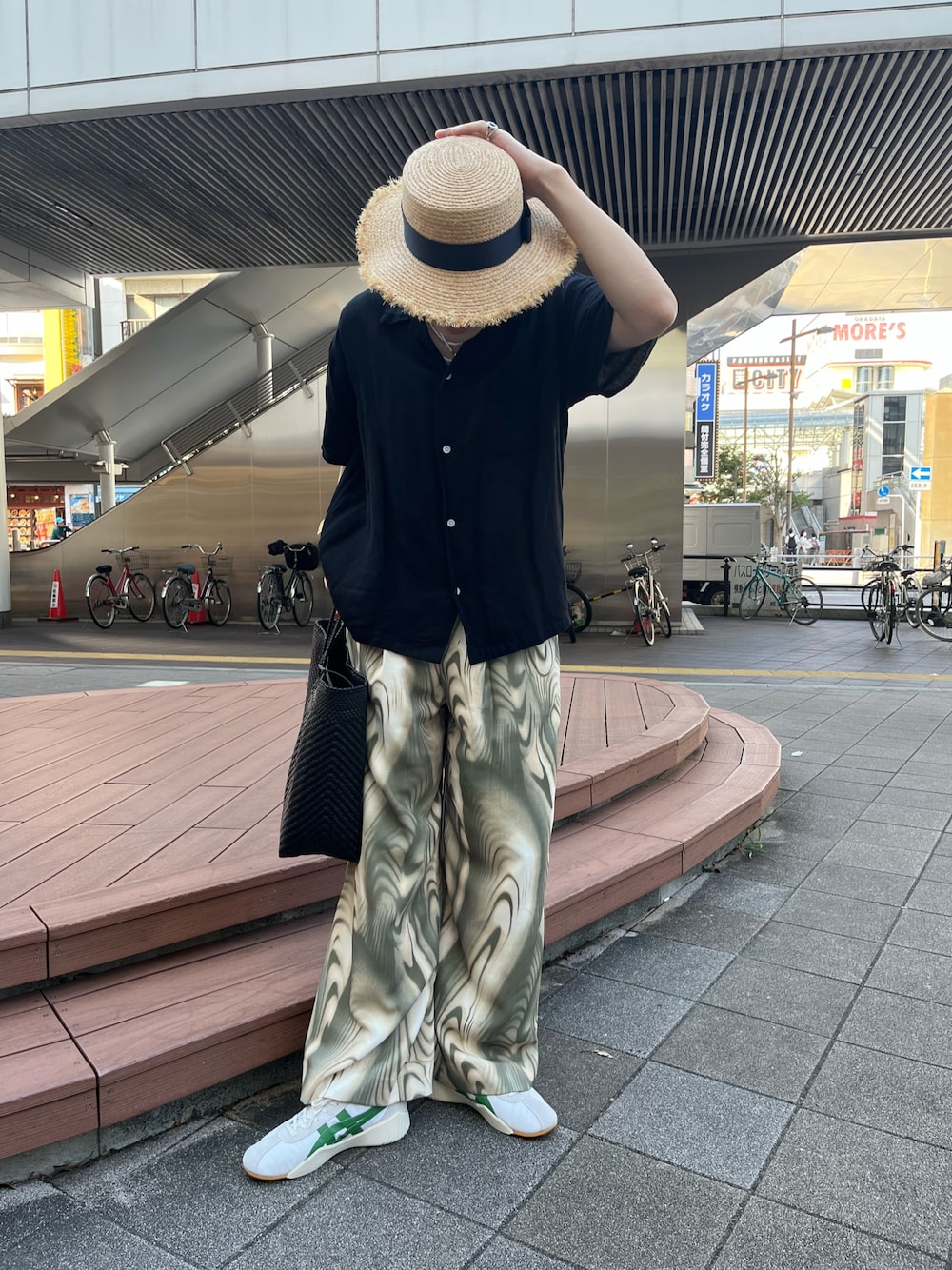 「おしゃれさんと繋がりたい、夏コーデ、夏、カジュアル、カジュアルコーデ、休日コーデ、シャツ、シャツスタイル、ワイドパンツ、スニーカー、メルカドバッグ、トートバッグ、むぎわら帽子、ハット」｜「Onitsuka TigerのACROMOUNT / アクロモント（スニーカー、ホワイト系）」を使った、Mashさん（メンズ・180cm）の夏コーディネートの1枚目の写真