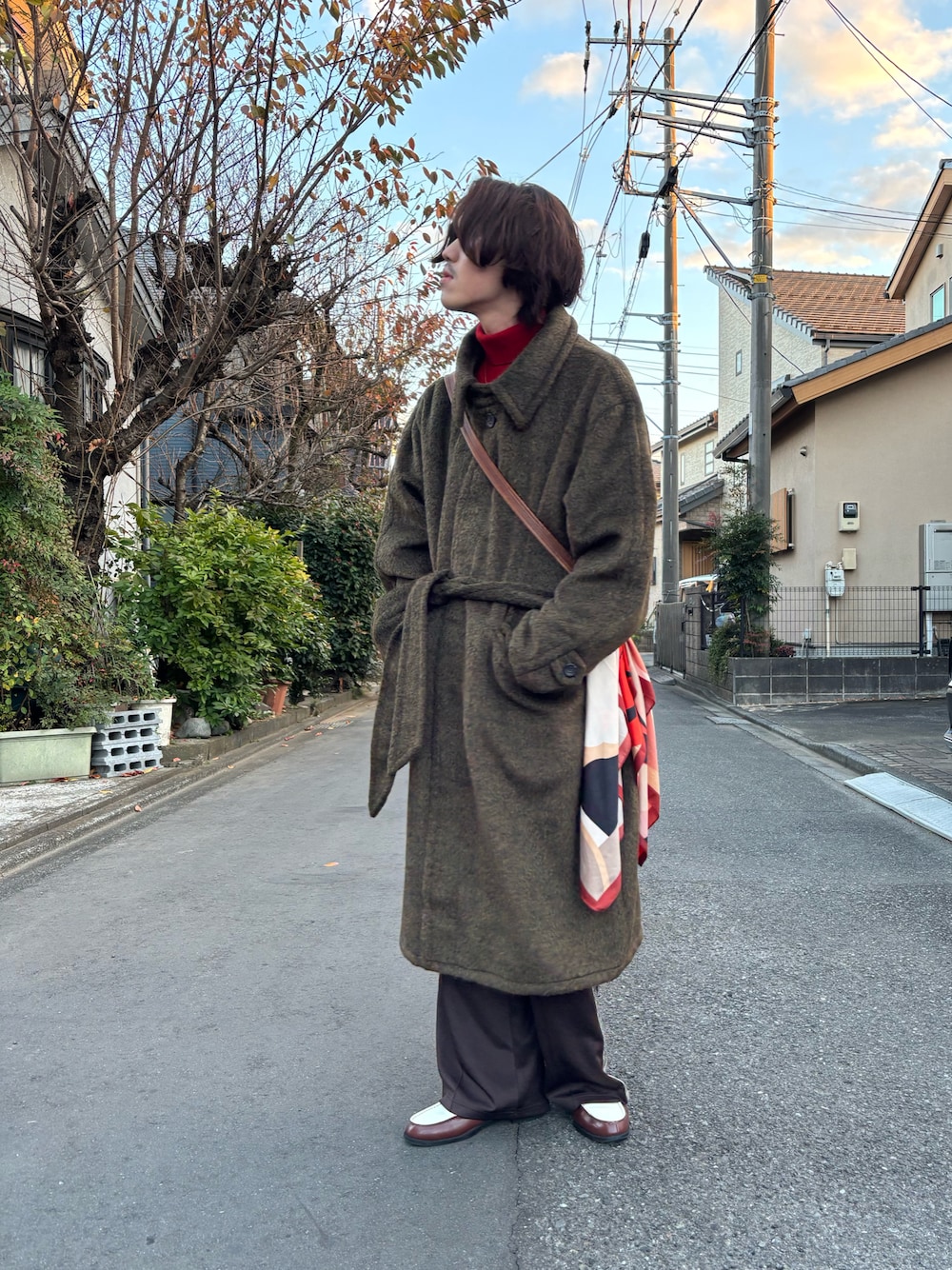 「クリスマスに着たい服、きれいめカジュアル、休日スタイル、冬コーデ、大人コーデ、ゆるコーデ、あったかコーデ、ブラウン、レッド、ニット、タートルネック、ロングコート、トラックパンツ、ローファー、スカーフ」｜「EMMA CLOTHESのサイドラインノルディックパターン ワイドトラックパンツ EMMA CLOTHES 2023AW（その他パンツ、ブラウン系）」を使った、Mashさん（メンズ・180cm）の冬コーディネートの1枚目の写真