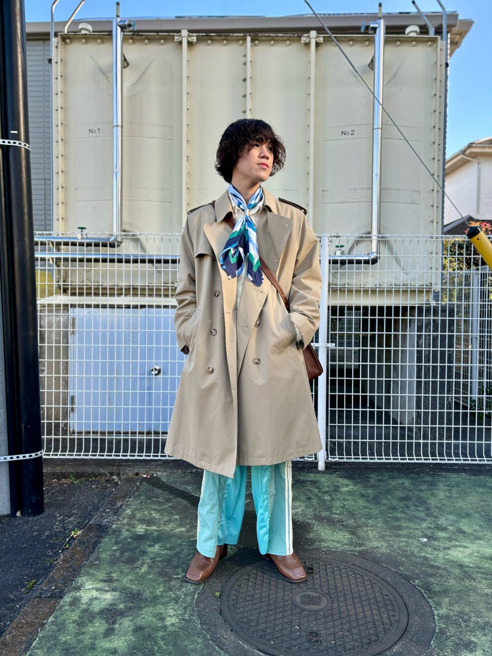 「いいね、save、フォローお願いします🤑、冬コーデ、冬を彩る色いろコーデ、カジュアルコーデ、きれいめカジュアル、古着MIX、スポーティーMIX、シャツスタイル、トレンチコート、トラックパンツ、ブーツ、スカーフ、レザーバッグ、ショルダーバッグ、アースカラー」｜「soerteのSquare toe leather boots/スクエアトゥレザーブーツ（ブーツ、ブラウン系）」を使った、Mashさん（メンズ・180cm）の冬コーディネートの1枚目の写真