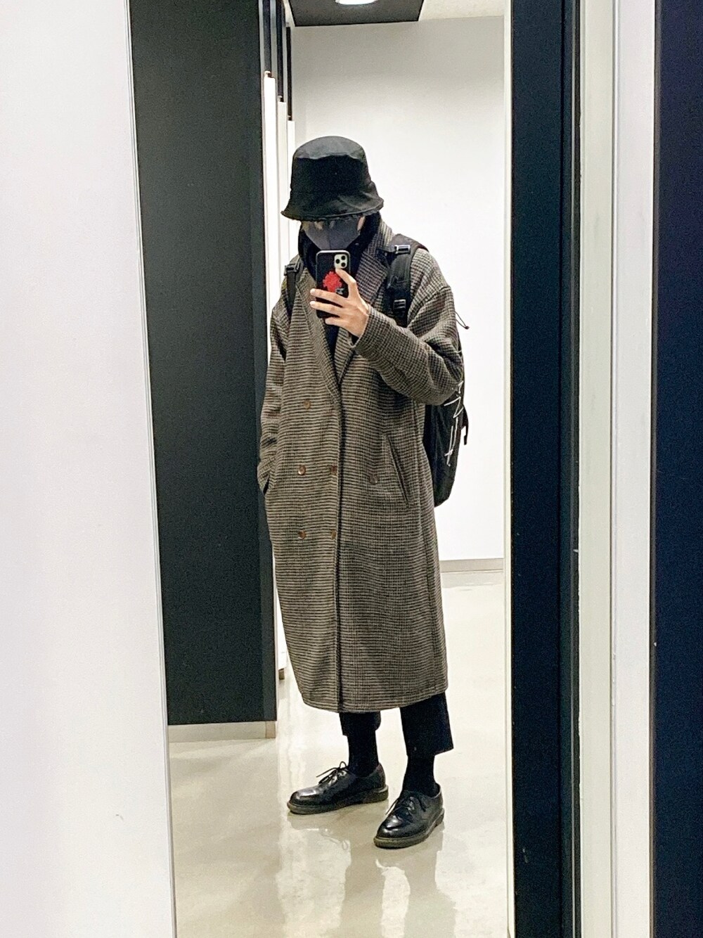 「チェックコート、EMMA  CLOTHES、バケットハット、冬コーデ」｜「EMMA CLOTHESのビーバーメルトン オーバーサイズ ロングダブルチェスターコート (EMMA CLOTHES)（チェスターコート、グレー系）」を使った、bkさん（メンズ・175cm）の冬コーディネートの1枚目の写真