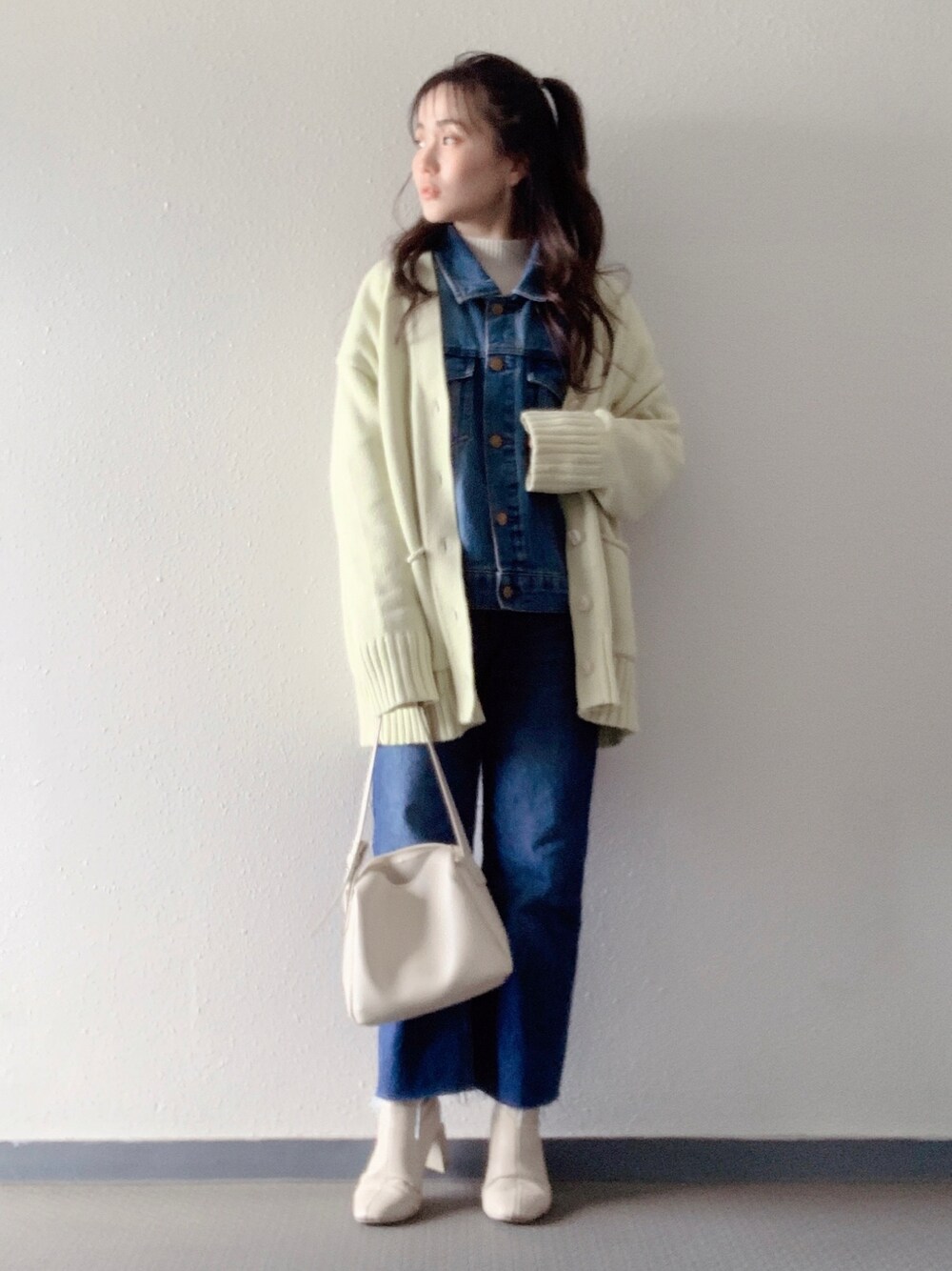 「低身長コーデ、骨格ストレート、カーディガン、デニム×デニム、デニム、ブーツ」｜「earth music&ecologyのCOTTON USAデニム(BIG Gジャン)（デニムジャケット、ブルー系）」を使った、Miki yamaokaさん（レディース・150cm）の春コーディネートの1枚目の写真