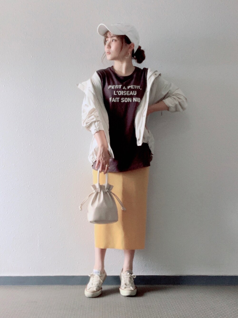 「低身長コーデ、雨の日コーデ、マウンテンパーカー、イエロー、タイトスカート、スニーカー、キャップ、converse、NIKE、ローリーズファーム(LOWRYS FARM)」｜「NIKEのナイキ スポーツウェア ヘリテージ86 フューチュラ ウォッシュド キャップ / NIKE（キャップ、ホワイト系）」を使った、Miki yamaokaさん（レディース・150cm）の夏コーディネートの1枚目の写真