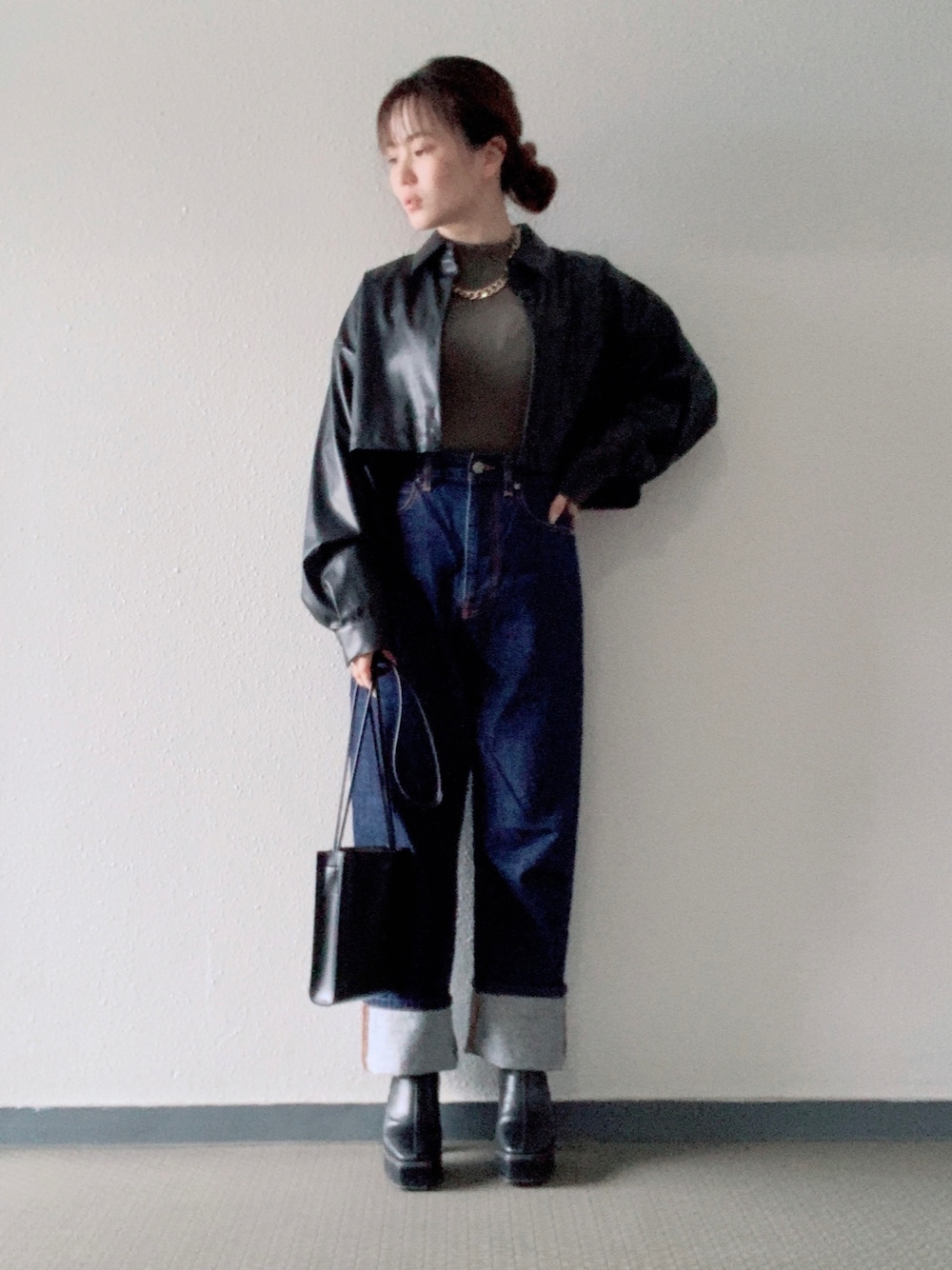 「低身長コーデ、レザーシャツ、レザージャケット、フェイクレザー、デニム、ブーツ」｜「LOWRYS FARMのアソートセパレートシャツＬＳ　214835（シャツ/ブラウス、ブラック系）」を使った、Miki yamaokaさん（レディース・150cm）の秋コーディネートの1枚目の写真