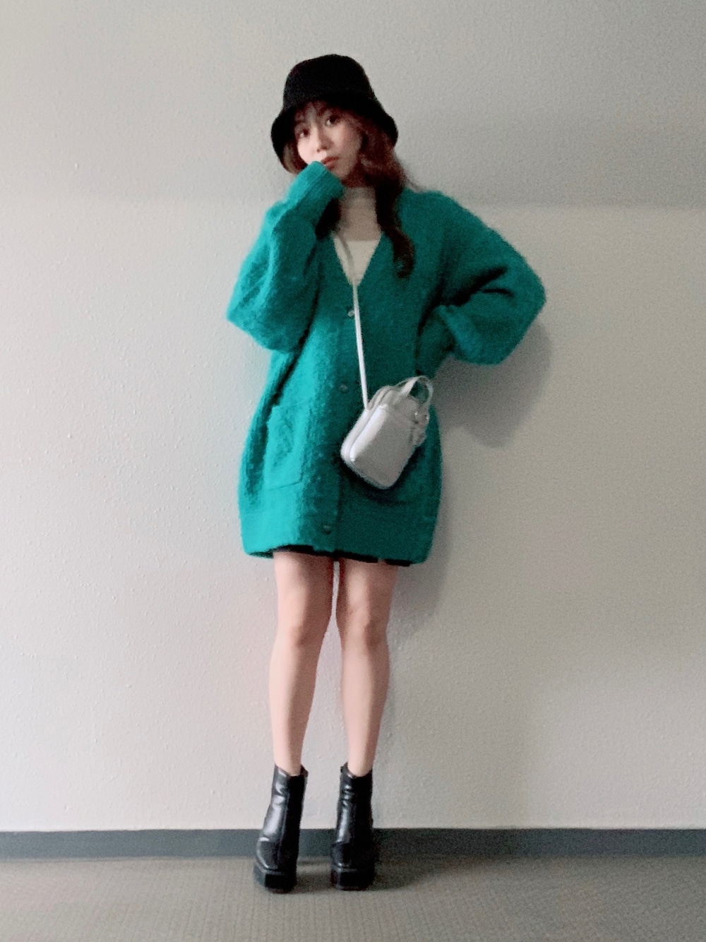 「低身長コーデ、骨格ストレート、カーディガン、ビッグカーディガン、バケットハット、ブーツ、ミニ丈」｜「LOWRYS FARMのバケットハット　891375（ハット、ブラック系）」を使った、Miki yamaokaさん（レディース・150cm）の冬コーディネートの1枚目の写真