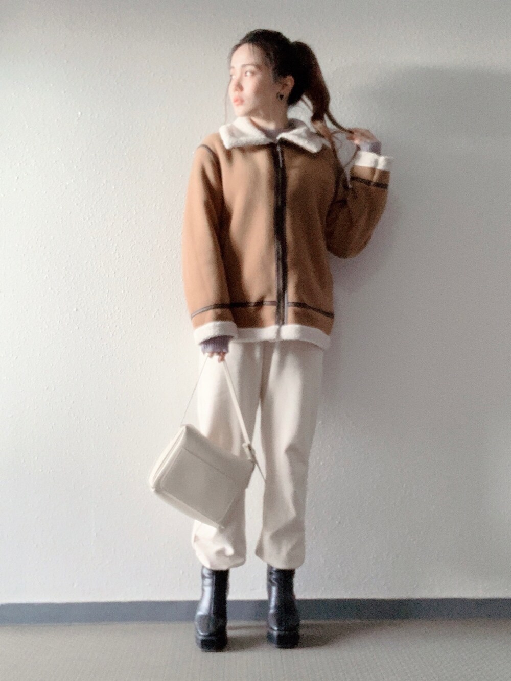 「低身長コーデ、ボアブルゾン、スウェットパンツ、骨格ストレート、シンプルコーデ」｜「UNIQLOのアイテム（ジャケット/アウター、ブラウン系）」を使った、Miki yamaokaさん（レディース・150cm）の春コーディネートの1枚目の写真