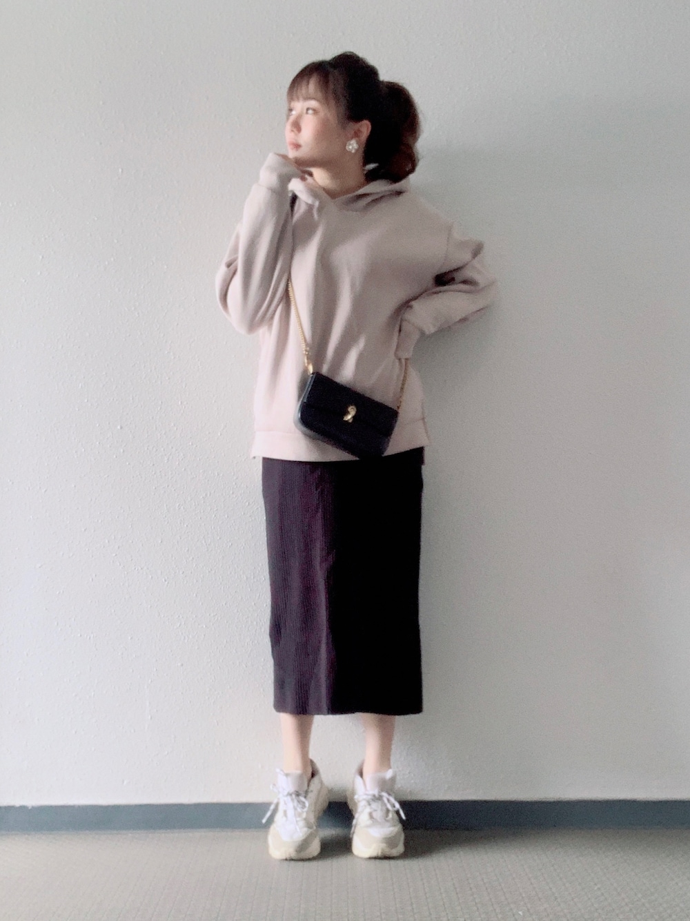 「低身長コーデ、フーディー、パーカー、リブスカート、スニーカー、CHARLES＆KEITH」｜「GLOBAL WORKのハンサム美人フードパーカー/866886（パーカー、ホワイト系）」を使った、Miki yamaokaさん（レディース・150cm）の秋コーディネートの1枚目の写真