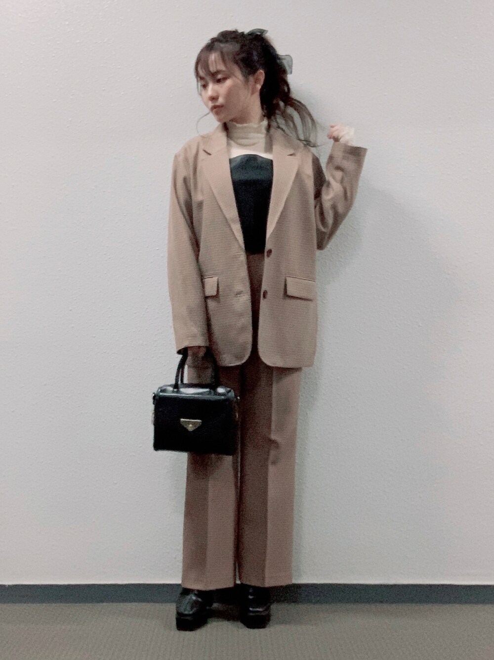 「低身長コーデ、セットアップ、テーラードジャケット、リボン、ブーツ、シアートップス、レザービスチェ」｜「LOWRYS FARMのＬＡＮＡＴＥＣテーラードジャケット　888429（テーラードジャケット、ブラウン系）」を使った、Miki yamaokaさん（レディース・150cm）の冬コーディネートの1枚目の写真