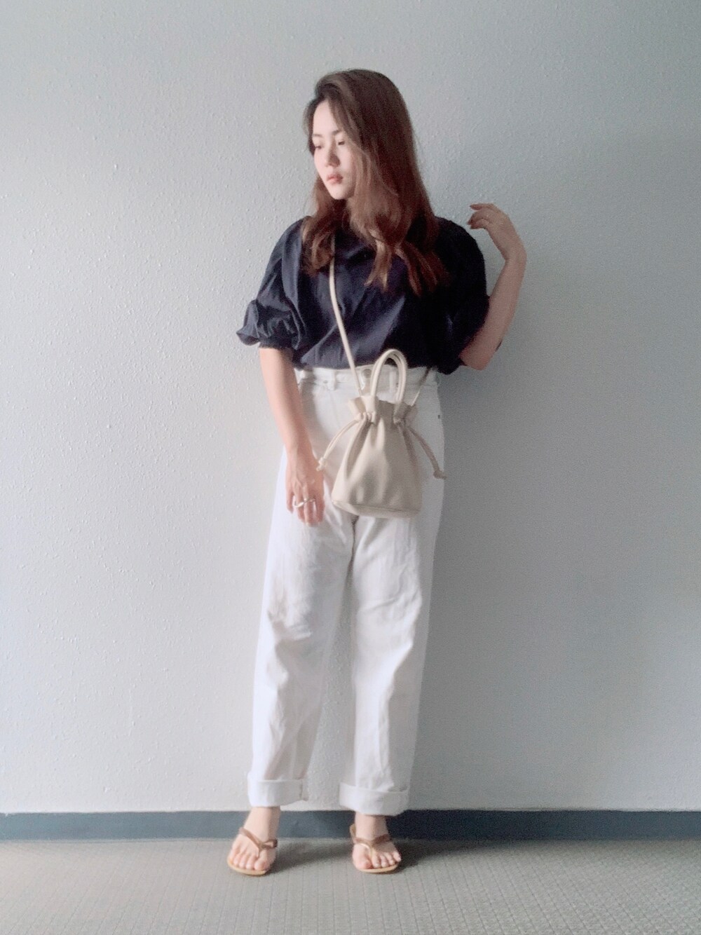 「シフォンブラウス、低身長コーデ、白デニム、シンプルコーデ」｜「LOWRYS FARMのＣＯＮＥストレートパンツ　870623（デニムパンツ、ホワイト系）」を使った、Miki yamaokaさん（レディース・150cm）の秋コーディネートの1枚目の写真