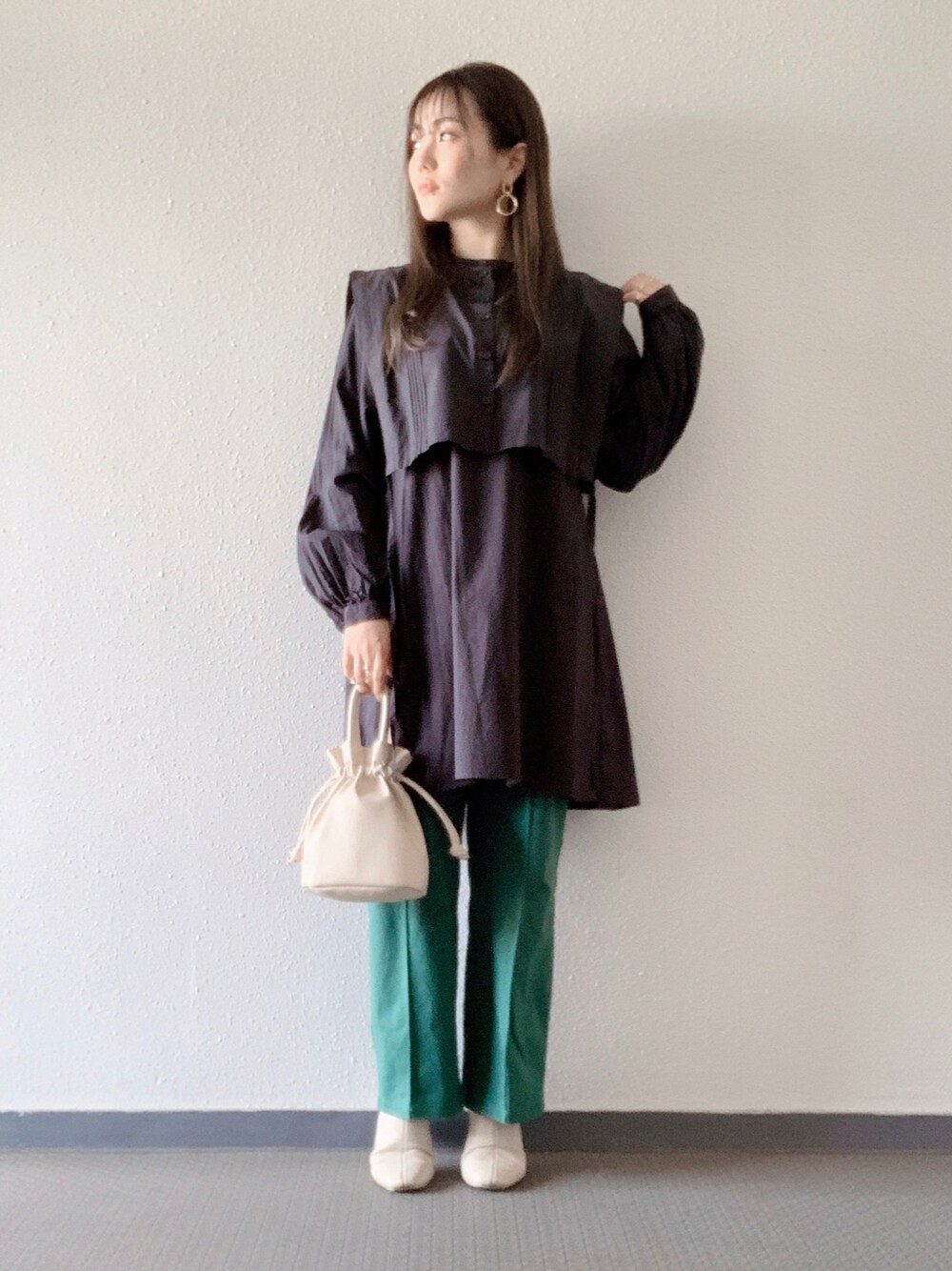 「低身長コーデ、骨格ストレート、グリーン、グリーンパンツ、シャツワンピース、巾着バッグ」｜「LOWRYS FARMのアイテム（シャツワンピース、ブラック系）」を使った、Miki yamaokaさん（レディース・150cm）の秋コーディネートの1枚目の写真