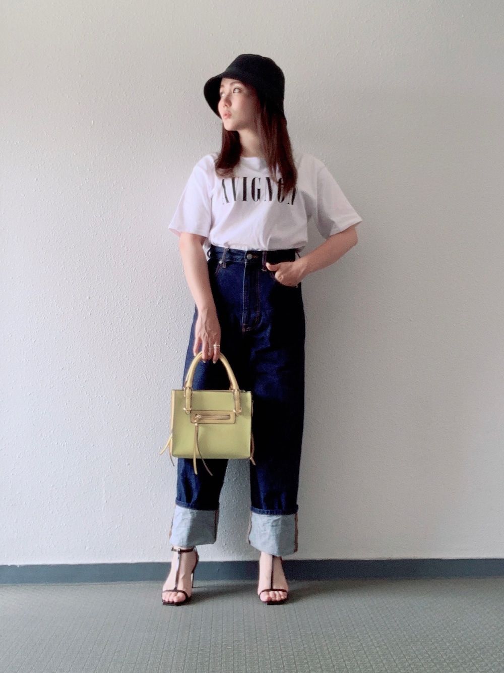「低身長コーデ、白Tシャツ×デニム、白Tシャツ、ロゴT、デニム、ヒール、バケットハット、シンプル」｜「LOWRYS FARMのバケットハット　891375（ハット、ブラック系）」を使った、Miki yamaokaさん（レディース・150cm）の夏コーディネートの1枚目の写真