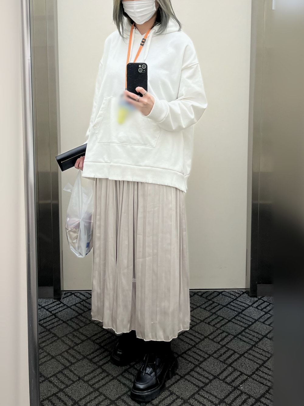 「パーカー、スカート、フレアスカート、プリーツスカート、サテンスカート、ブーツ、ホワイトコーデ、PAGEBOY、Heather、ゆるコーデ、ラクチンコーデ、シンプルコーデ、シンプル」｜「PAGEBOYのダメージフードパーカー（パーカー、ホワイト系）」を使った、およよさん（レディース・162cm）の春コーディネートの1枚目の写真